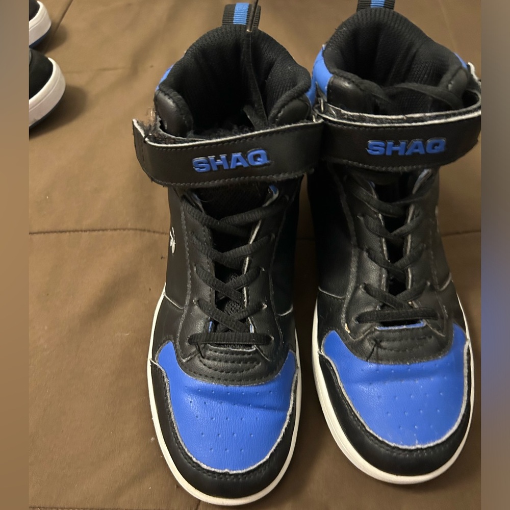 Boys Shaq high tops tennis shoes sz 5M: used in good condition
